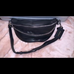 Black slight chain Fanny pack